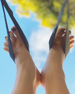 Alanis Morissette feet photo 3