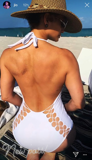 Jennifer Lopez feet photo thumbnail