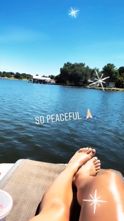 Amanda Saccomanno feet photo thumbnail