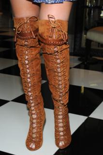 Khloé Kardashian feet photo thumbnail