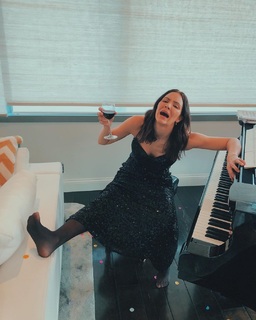 Katharine McPhee feet photo thumbnail