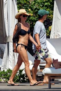 Hilary Swank feet photo thumbnail