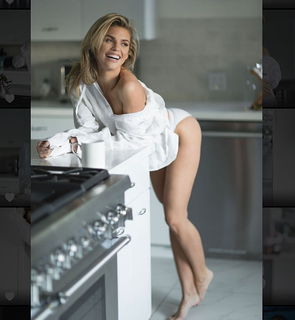 AnnaLynne McCord feet photo thumbnail