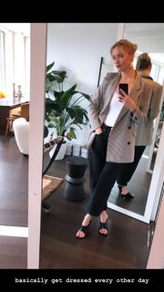 Martha Hunt feet photo thumbnail