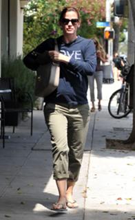 Jennifer Garner feet photo thumbnail