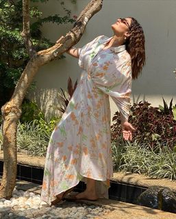 Raveena Tandon feet photo thumbnail