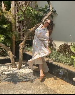 Raveena Tandon feet photo thumbnail