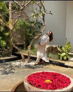 Raveena Tandon feet photo thumbnail
