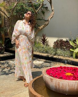 Raveena Tandon feet photo thumbnail