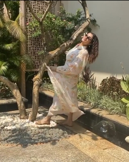 Raveena Tandon feet photo thumbnail