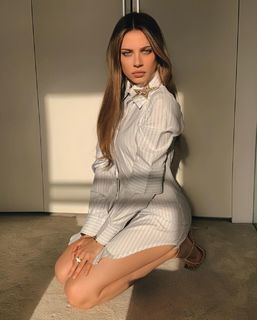 Xenia Tchoumitcheva feet photo thumbnail