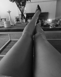 Pamela Anderson feet photo thumbnail