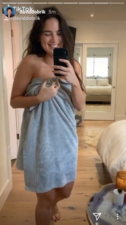 Natalie Noel Mariduena feet photo thumbnail