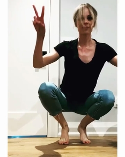 Laura Vandervoort feet photo thumbnail
