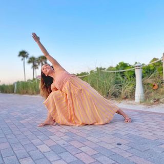 Kino MacGregor feet photo thumbnail