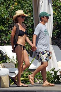 Hilary Swank feet photo thumbnail