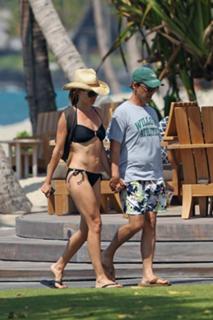 Hilary Swank feet photo thumbnail