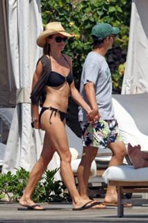 Hilary Swank feet photo thumbnail