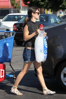 Rachel Bilson feet photo thumbnail