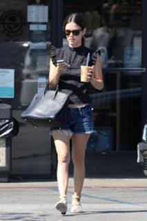 Rachel Bilson feet photo thumbnail