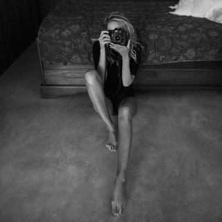 Elle Macpherson feet photo thumbnail