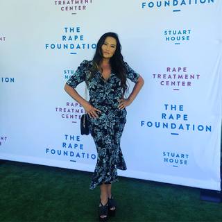 Tia Carrere feet photo thumbnail
