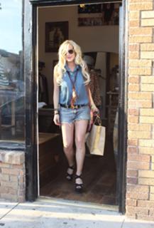 Lindsay Lohan feet photo thumbnail