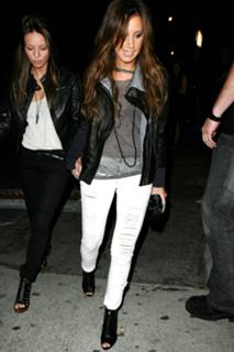 Ashley Tisdale feet photo thumbnail