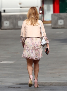 Amanda Holden feet photo thumbnail