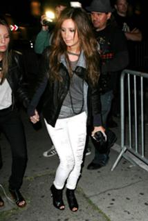 Ashley Tisdale feet photo thumbnail