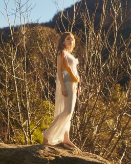 Anna Kendrick feet photo thumbnail
