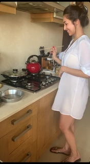 Malaika Arora feet photo thumbnail