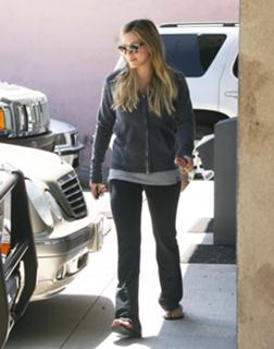 Hilary Duff feet photo thumbnail