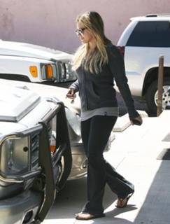Hilary Duff feet photo thumbnail