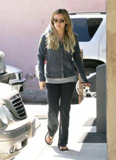 Hilary Duff feet photo thumbnail