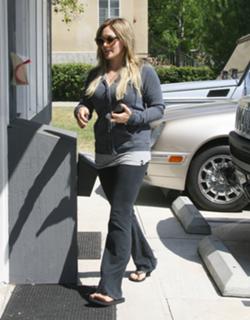 Hilary Duff feet photo thumbnail