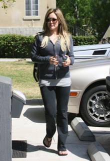 Hilary Duff feet photo thumbnail