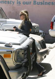 Hilary Duff feet photo thumbnail