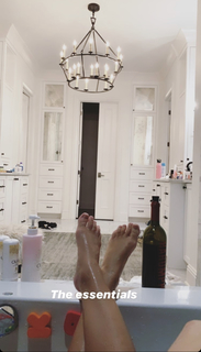 Jessie James Decker feet photo thumbnail