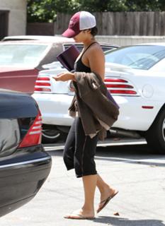 Vanessa Hudgens feet photo thumbnail