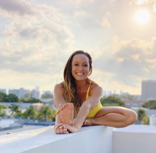 Kino MacGregor feet photo thumbnail