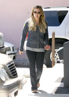 Hilary Duff feet photo thumbnail