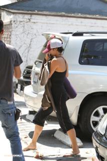 Vanessa Hudgens feet photo thumbnail