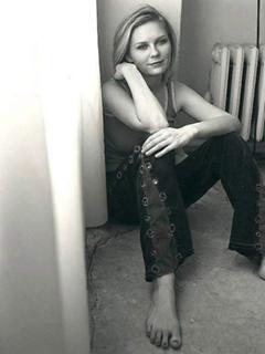 Kirsten Dunst feet photo thumbnail