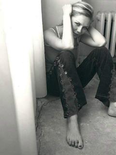 Kirsten Dunst feet photo thumbnail