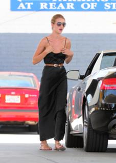 Rosie Huntington-Whiteley feet photo thumbnail