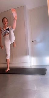 Xenia Tchoumitcheva feet photo thumbnail