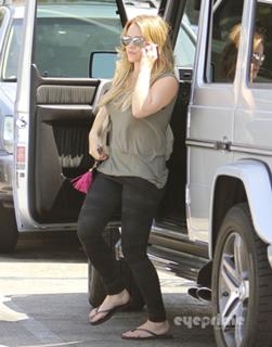 Hilary Duff feet photo thumbnail