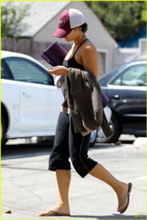 Vanessa Hudgens feet photo thumbnail