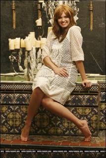 Mandy Moore feet photo thumbnail